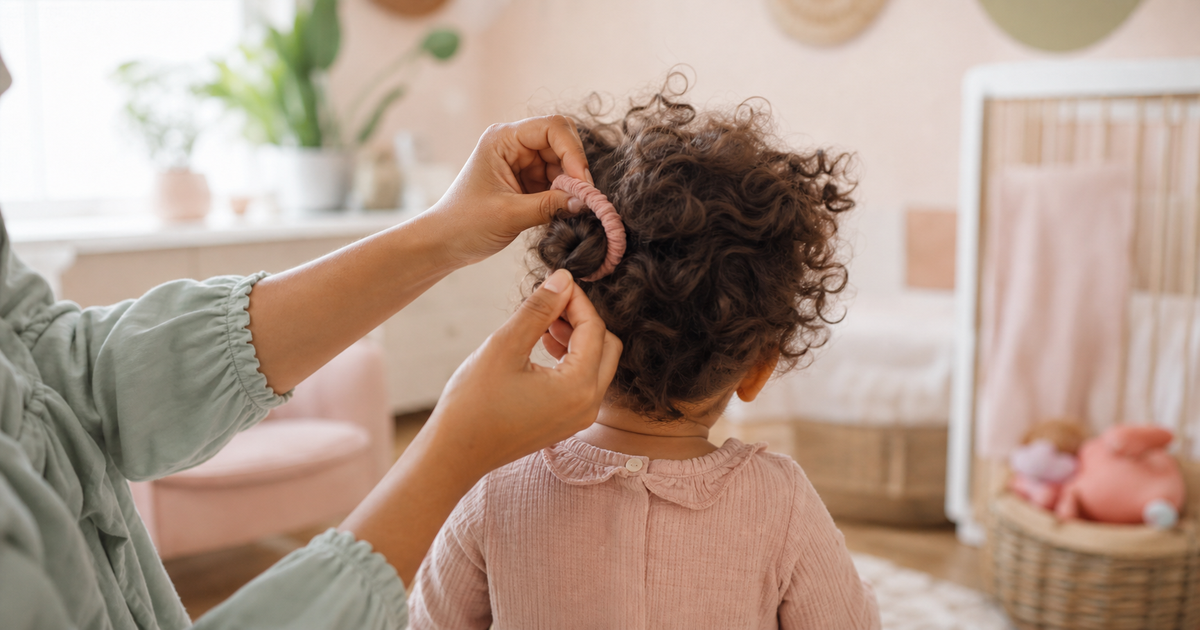 Coiffure pour bébé métisse : 7 idées douces et faciles