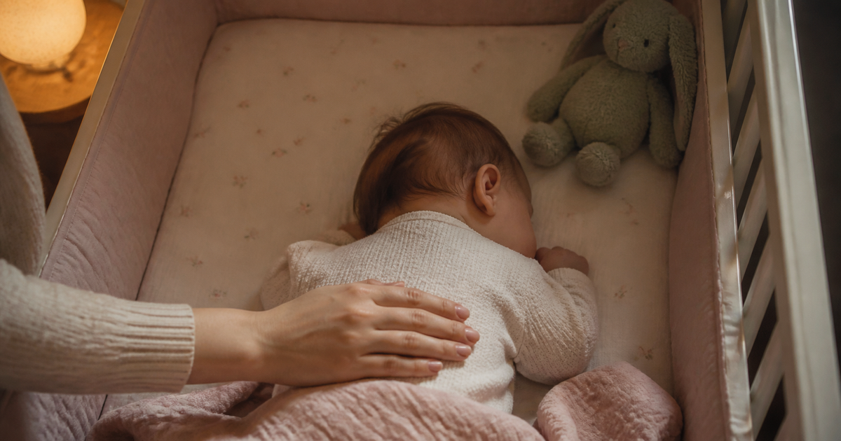 Pourquoi bébé pleure dans son sommeil et que faire ?