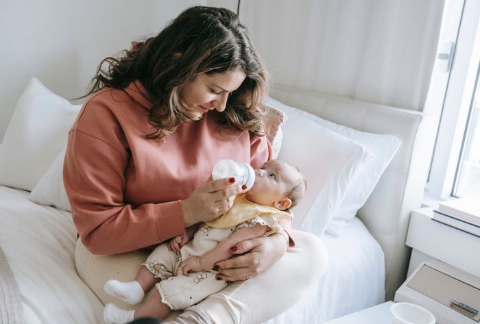 Une mère donne le biberon à son bébé